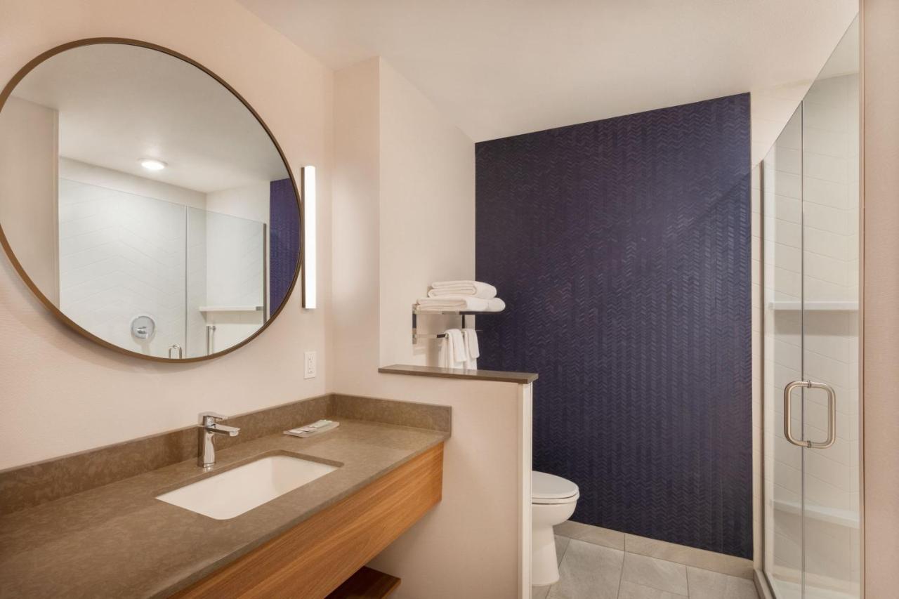 Fairfield & By Marriott North/shaw Avenue 3*