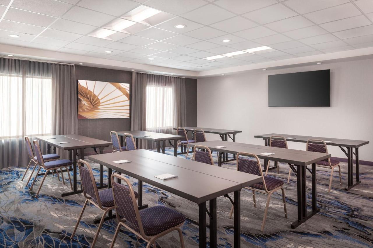 Hotel Fairfield & By Marriott North/shaw Avenue